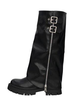 Botas negras hasta la rodilla, hechas de cuero suave, con una cremallera lateral, dos hebillas ajustables y una suela resistente para mayor tracción.