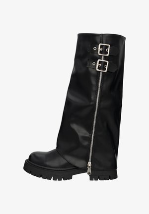 Zwarte kniehoge laarzen van soepel leer, met een zijrits, twee verstelbare gespen en een robuuste zool voor grip.