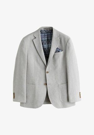 Gaiši pelēks žakete no faktūras auduma ar rakstainu zilu oderi un kabatas lakatiņu. Divas kabatas priekšpusē un pogu aizdare.