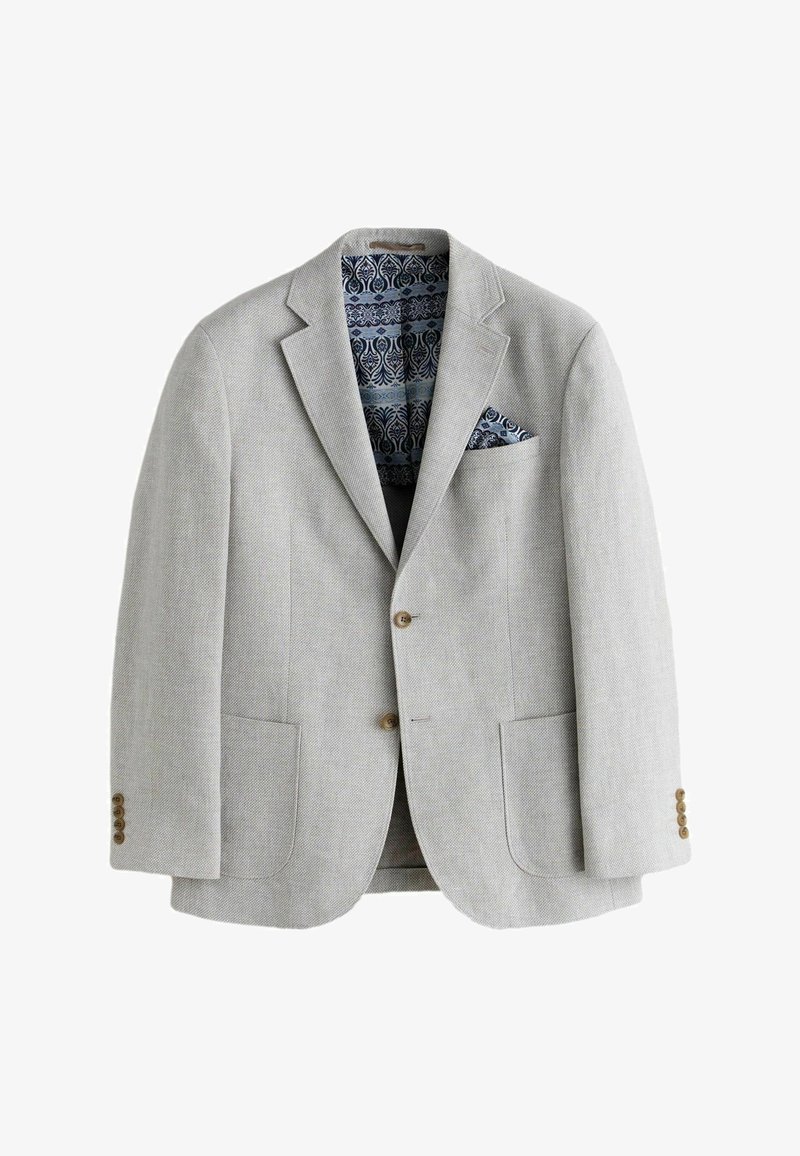 Lichtgrijs colbert van gestructureerde stof, met een patroon van blauwe binnenvoering en pochet. Twee voorkantzakken en knoopsluiting.