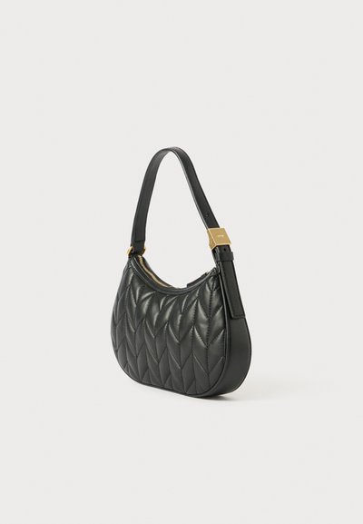 Μαύρη καπιτονέ δερμάτινη τσάντα ώμου με καμπύλη σιλουέτα, ρυθμιζόμενη στήριξη, χρυσά μεταλλικά στοιχεία και κλείσιμο με φερμουάρ. Διαθέτει υφή με σχέδιο.
