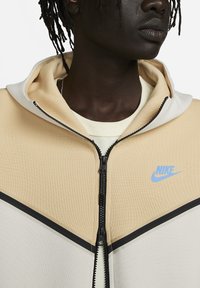 Nike Sportswear M NSW TCH FLC S FZ WR - Felpa con zip - sesame light orewood brown light photo blue