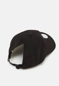 Cappellino da baseball nero, in tessuto morbido, con visiera strutturata, cinturino regolabile sul retro, corona arrotondata con un dettaglio a pulsante in cima.