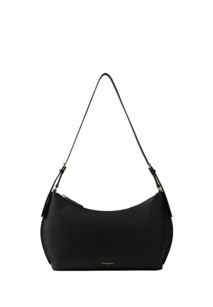 Bolso de cuero negro con forma curva, cremallera dorada y correa de hombro ajustable, que muestra un pequeño logo de marca dorado en la base central.