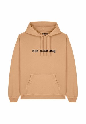 Lichtbruine hoodie met een voorzak en zwarte tekst "THE HARD WAY" op de borst. Gemaakt van zachte materialen met ribbelmanchetten.