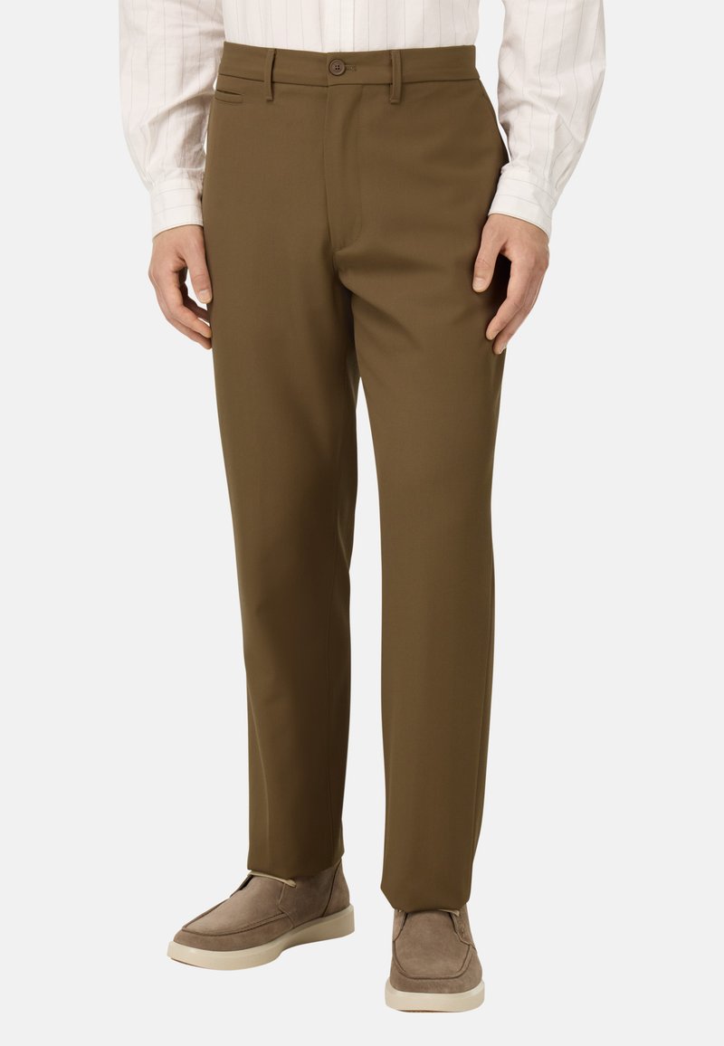 Pantaloni marroni realizzati in un materiale morbido con un fit slim. Presentano una chiusura con bottone, tasche laterali e un design davanti liscio.
