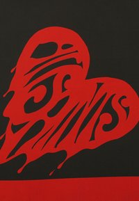 Rød grafisk design i hjerteform med abstrakte linjer og svaj på en sort baggrund, med en solid rød bund.