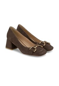 Scarpe con tacco a blocco in suede marrone, caratterizzate da una punta arrotondata e un dettaglio con fibbia dorata sul davanti. Texture liscia con cuciture decorative.