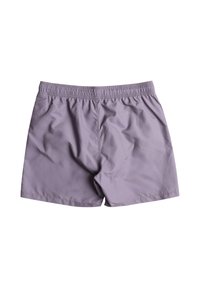 Shorts de bain violets en tissu léger et à séchage rapide, avec une taille élastique et une coupe décontractée, présentant une texture lisse.