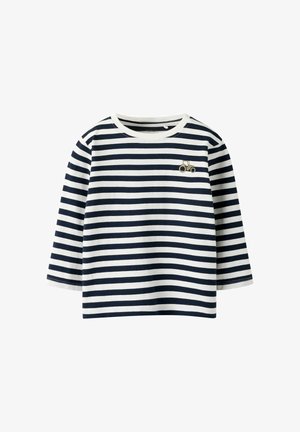 Langarm peutershirt met marineblauwe en witte horizontale strepen en een kleine geborduurde tractor op de linkerborst.