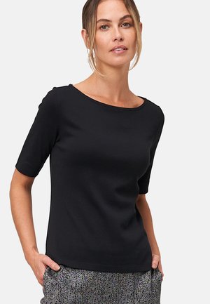 Top nero a maniche corte con scollatura rotonda, realizzato in un tessuto liscio. Design aderente, presentato con basi a motivi, senza accenti particolari.