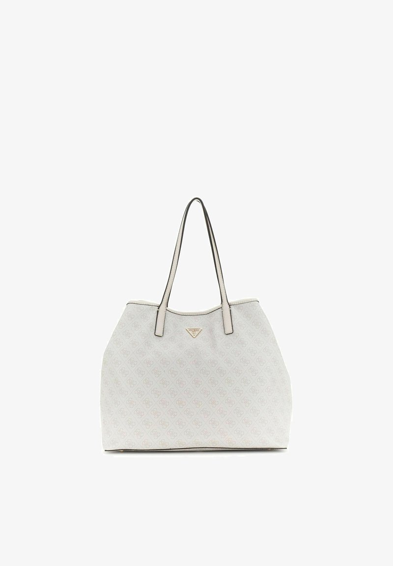 Sac cabas blanc avec des logos en motif subtil, double poignées supérieures, et un petit emblème de marque métallique triangulaire au centre avant.