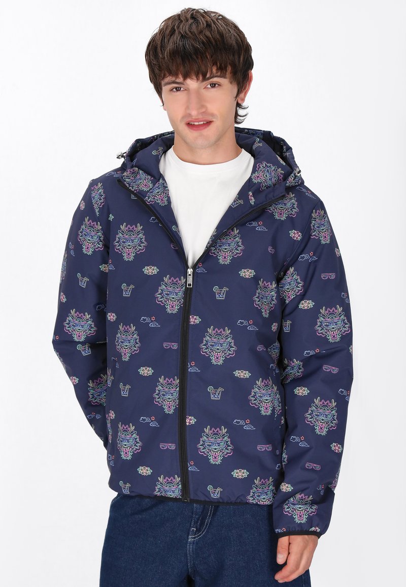 Jachetă navy cu fermoar și glugă, decorată cu un model jucăuș, multicolor, cu fețe, ochelari și flori. Fabricată din material ușor.