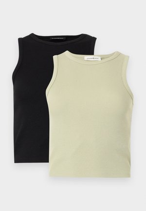 Deux débardeurs côtelés sans manches, un noir et un beige clair, posés à plat superposés sur un fond blanc.