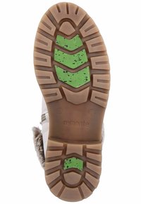 Semelle de chaussure avec une base en caoutchouc marron, des éléments de traction verts et des motifs texturés. Présente un logo "remonte" près du talon.