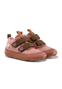 Scarpe per bambini rosa e marroni con tessuto testurizzato, doppi strap in velcro e suola in gomma stampata, caratterizzate da un design allegro e dettagli con il logo.