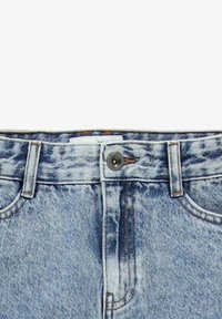 Lichtblauwe denim jeans hebben een hoge taille, voorzakken, een knoopsluiting en contrasterende stiksels. De stof heeft een licht vervaagde textuur.