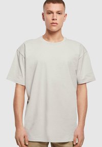 Heled hall oversized t-särk, mis on valmistatud puuvillast, lühikeste varrukate, ümmarguse kaeluse ja siledat, tekstuurita pinda. 