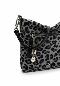 Borsa a mano in tessuto grigio con stampa leopardata nera, dotata di una tasca con zip, tracolla in pelle nera e decorazioni in metallo.