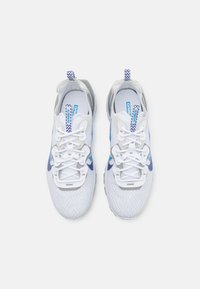 Zapatillas blancas con parte superior de malla texturizada y transpirable. Acentos azules a los lados, cordones reflectantes y plantilla de marca en azul.