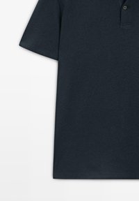 Polo bleu marine foncé à manches courtes avec col et deux boutons sur fond blanc.