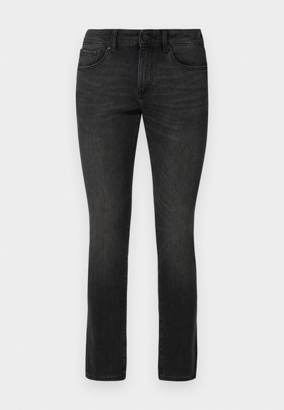 Jean en denim stretch noir avec une coupe droite, cinq poches et un bouton en métal à la taille.