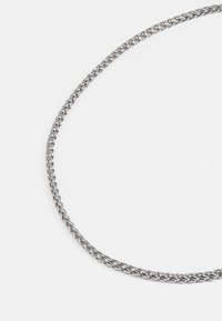Colar de corrente de prata com um design entrelaçado, textura suave e espessura consistente em todo o comprimento.