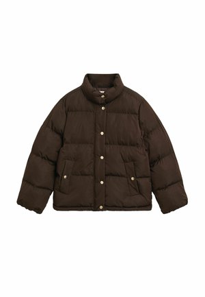 Bruine pufferjacket met een hoge kraag, voorste drukknoopsluiting en twee zijzakken. Gelaagd, gewatteerd materiaal met een boxy vorm.