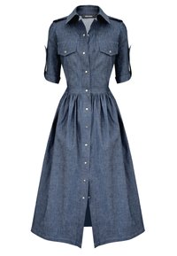 Niebieska sukienka koszulowa z denimu, z krótkimi rękawami, z przodem zapinanym na guziki, dwiema kieszeniami na piersi oraz zebranym w pasie. Posiada spódnicę o długości midi w kształcie dzwonu.