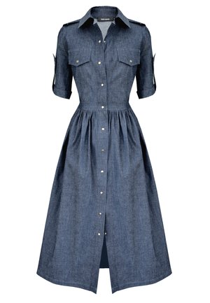 Niebieska sukienka koszulowa z denimu, z krótkimi rękawami, z przodem zapinanym na guziki, dwiema kieszeniami na piersi oraz zebranym w pasie. Posiada spódnicę o długości midi w kształcie dzwonu.