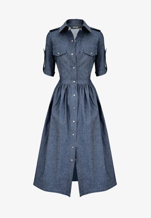 Niebieska sukienka koszulowa z denimu, z krótkimi rękawami, z przodem zapinanym na guziki, dwiema kieszeniami na piersi oraz zebranym w pasie. Posiada spódnicę o długości midi w kształcie dzwonu.
