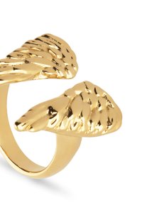 Anillo de oro con dos diseños texturizados que imitan hojas envolviendo la banda, mostrando un acabado pulido y detalles intrincados.