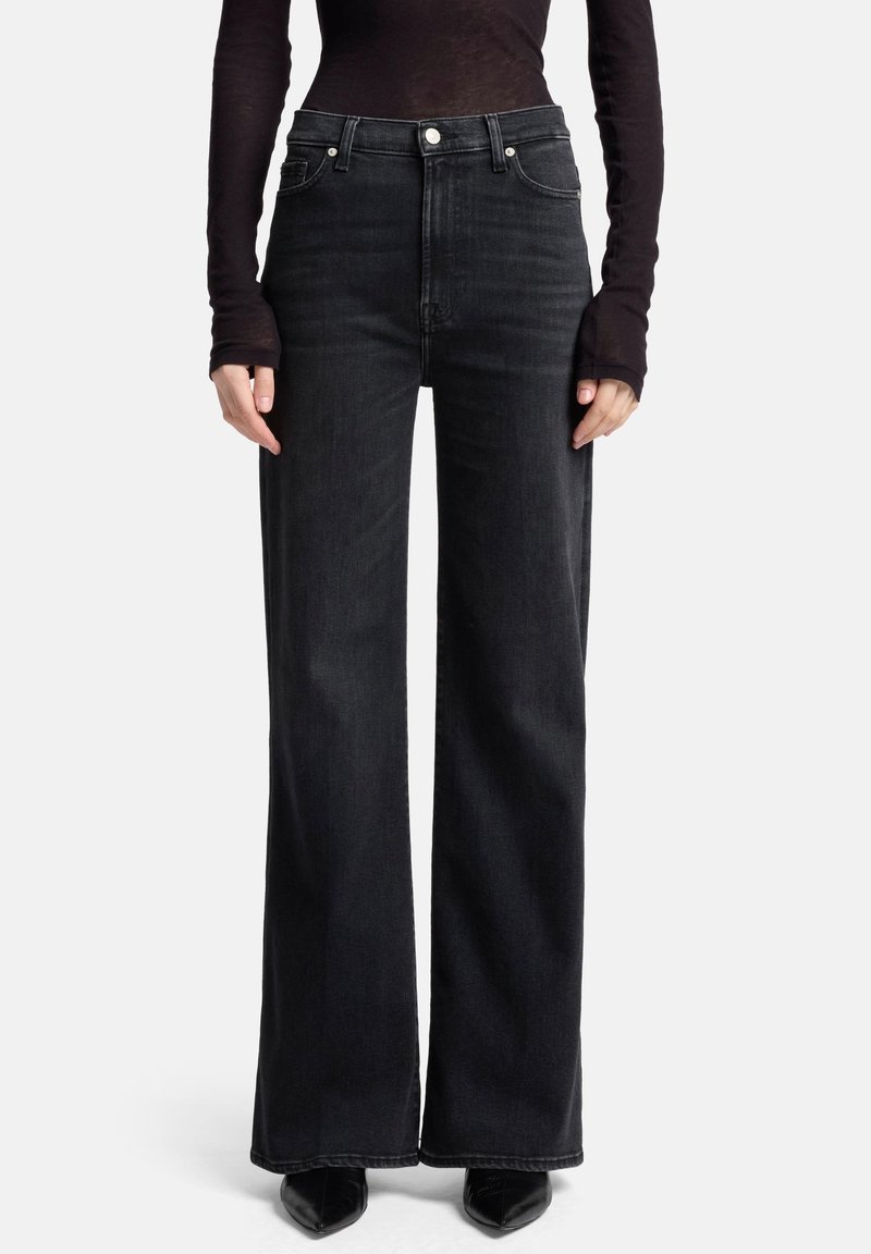 Zwart denim jeans met hoge taille en een wijd uitgesneden pijp, voorzien van een klassiek ontwerp met vijf zakken en metalen knoopdetails.