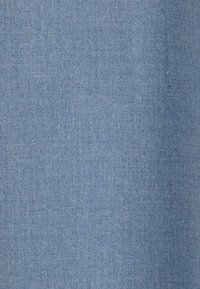 Hellblauer Stoff mit einer glatten, gewebten Textur. Verfügt über ein gleichmäßiges, schlichtes Muster ohne sichtbare Akzente oder Designs.