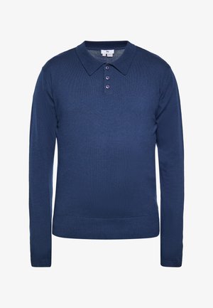 Polo shirt albastru marin, cu mâneci lungi, guler, bandă cu trei butoane și manșete ribbed. Materialul pare moale și texturat.