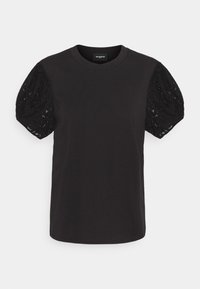 Camiseta negra con escote redondo y mangas cortas abullonadas hechas de encaje. El cuerpo es suave y similar al algodón, proporcionando una textura variada.