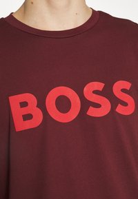 BOSS THINKING - T-shirt estampada - dark red