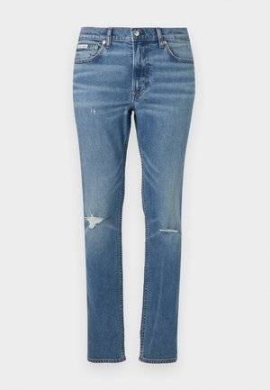 Világoskék farmernadrág, egyenes lábbal, térdnél felhózódott részletekkel és klasszikus öt zsebes kialakítással.