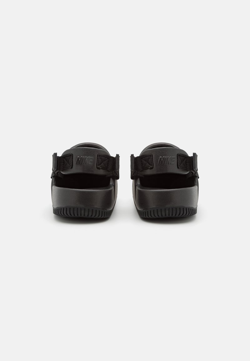 Zwarte Nike-sandalen met een gladde plastic bovenkant, verstelbare banden en een textuur rubberen zool met een gepatternde loop.