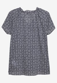 Marineblå bluse med korte ærmer og hvidt blomsterprint, der har en rund halsudskæring og rynkede detaljer ved skuldrene.