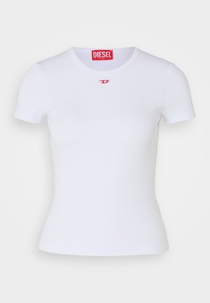 Witte aansluitende t-shirt met korte mouwen. Ribbelstructuur, ronde halslijn. Klein rood "D" logo op de borst. Gemaakt van rekbare stof.