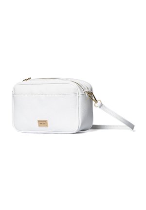 Witte rechthoekige leren crossbodytas met gouden rits en afneembare band, voorzien van een klein goudkleurig merkplaatje aan de voorkant.