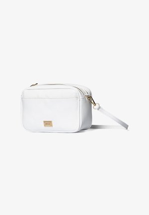 Sac bandoulière rectangulaire en cuir blanc avec fermeture éclair dorée et bandoulière amovible, avec une petite plaque de marque dorée sur le devant.