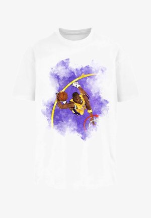 Balta marškinėliai su violetinės akvarelės purslų dizainu, kuriame pavaizduotas krepšininkas geltonais marškiniais, oranžinėmis krepšinio kamuoliu ir raudonais krepšinio lankais.