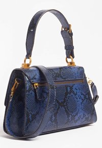 Blauwe handtas van snakeskin met een gestructureerde vorm, met gouden hardware, een bovenhandvat en een verstelbare schouderriem. Ritsvak aan de voorkant.