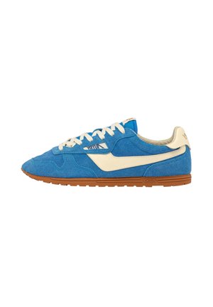 Zapatillas de ante azul con acentos crema, presentando una parte superior texturizada, cordones blancos y una suela de goma marrón; detalle del logo visible en el lateral.
