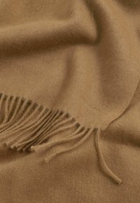 Camelkleurige wollen sjaal met franjes en subtiel geborduurd merklogo op zachte, gestructureerde stof.
