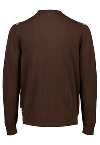 Brązowy sweter dzianinowy z ribbowanym dołem i mankietami. Posiada detale na ramionach z jasnymi paskami. Materiał wydaje się gładki i lekki.