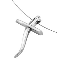 Abstrakt sølvvedhæng på en tynd metaltråd, med en buet korsform og glatte, polerede overflader samt et strømlinet design.