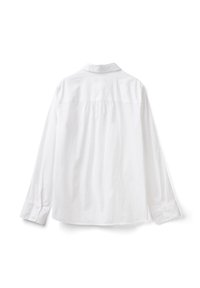 Camicia bianca a maniche lunghe con colletto bottonato, dettagli con pieghe sulla schiena e polsini bottonati. Realizzata in un tessuto morbido e leggero.